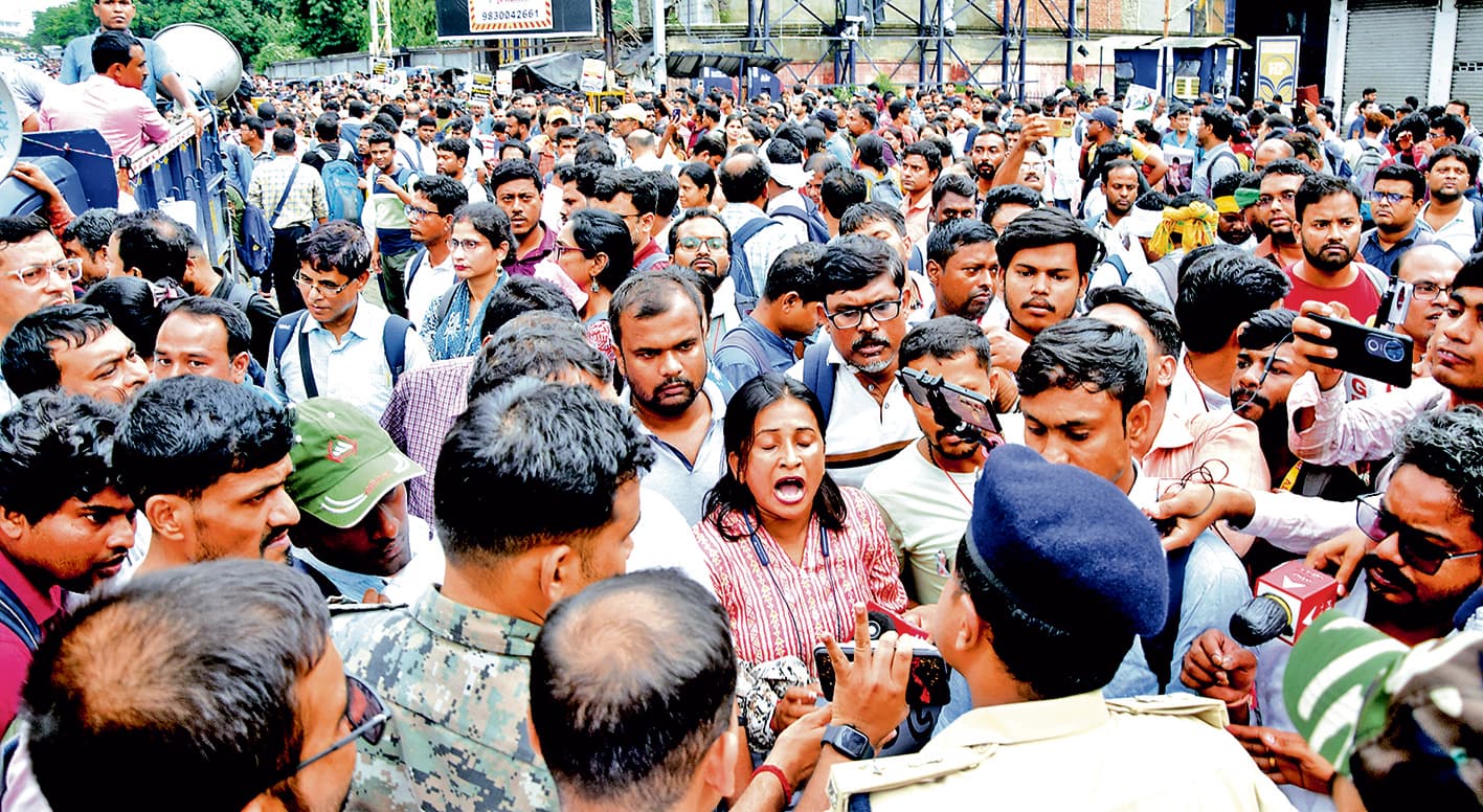 नबान्न अभियान : नौकरी गंवाने वाले शिक्षकों की पुलिस से हुई धक्का-मुक्की