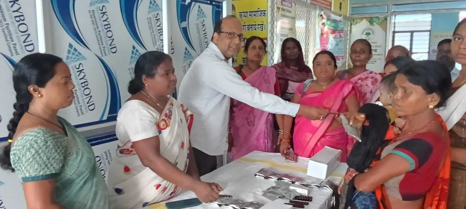 डायरिया से बचाव के लिए बच्चों को दी जा रही ओआरएस व दवा