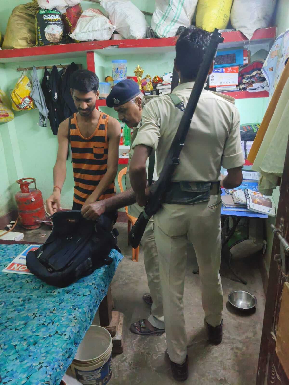 Motihari : पीएम मोदी के कार्यक्रम को लेकर अलर्ट, आवासीय होटल व छात्रावासों की जा रही सघन जांच