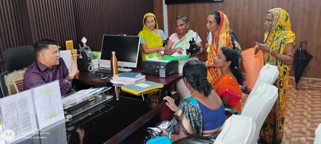 पेंशन नहीं मिलने पर प्रखंड कार्यालय पहुंचीं महिलाएं, की शिकायत