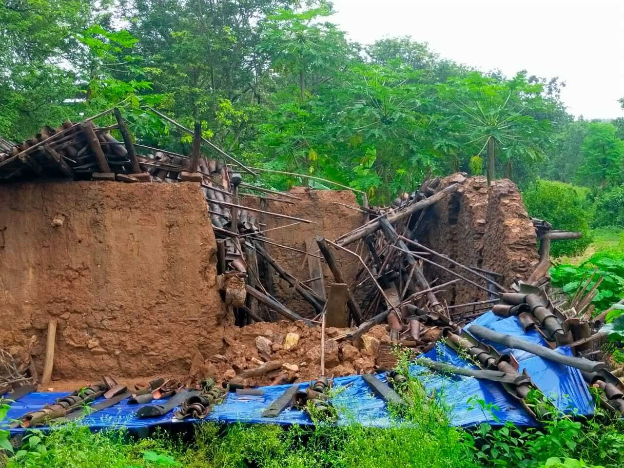 भारी बारिश से बुजुर्ग महिला का घर गिरा