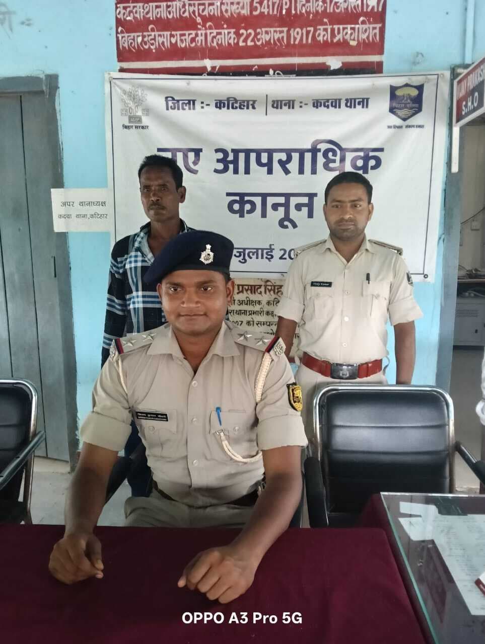 14 लीटर देशी शराब के साथ तस्कर गिरफ्तार, बाइक जब्त