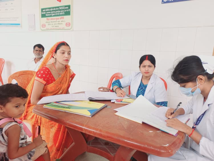 गर्भवती महिलाओं की हुई स्वास्थ्य जांच, मुफ्त में दवा भी मिली