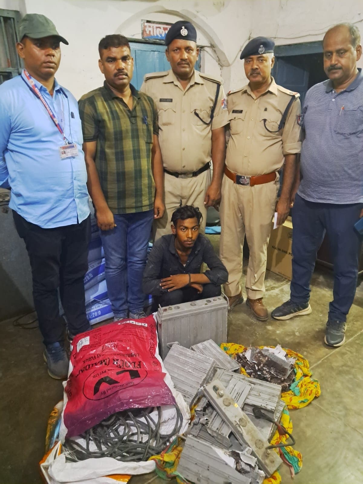 रेल कोच से बैटरी चोरी करते एक गिरफ्तार तो दूसरा फरार