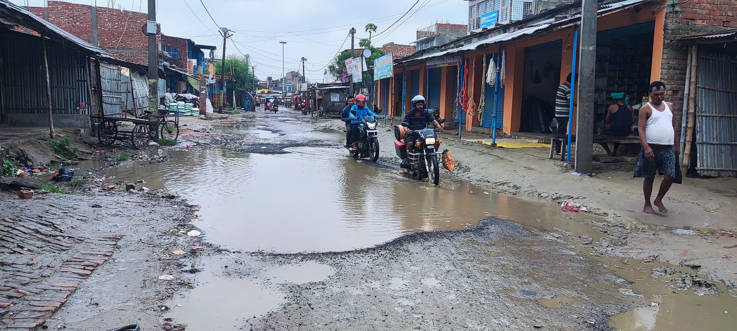 करोड़ों की लागत से बनी सड़क छह माह में जर्जर