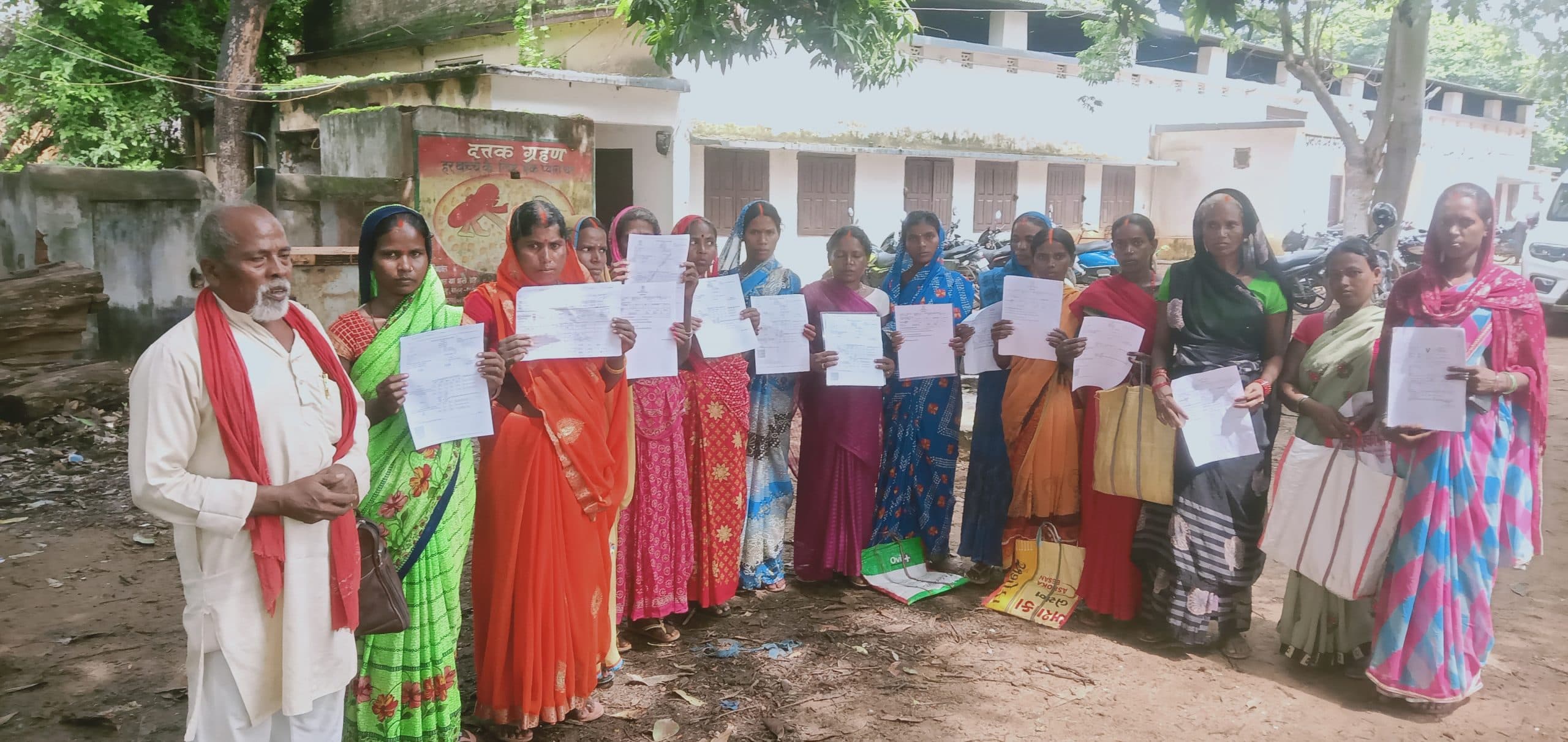 प्रयाग बिगहा की महिलाएं पहुंचीं अंचल कार्यालय, जमीन हड़पने वाले के खिलाफ उठायी आवाज