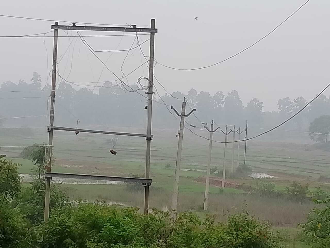 नौ साल पहले पोल लगाये, अब तक नहीं लगा मोनाटोला में ट्रासफॉर्मर