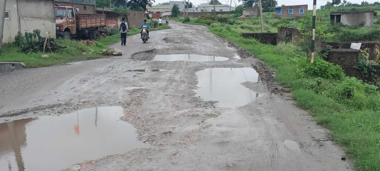 परेशानी का सबब बना मैकलुस्कीगंज-पतरातू सड़क का अधूरा निर्माण