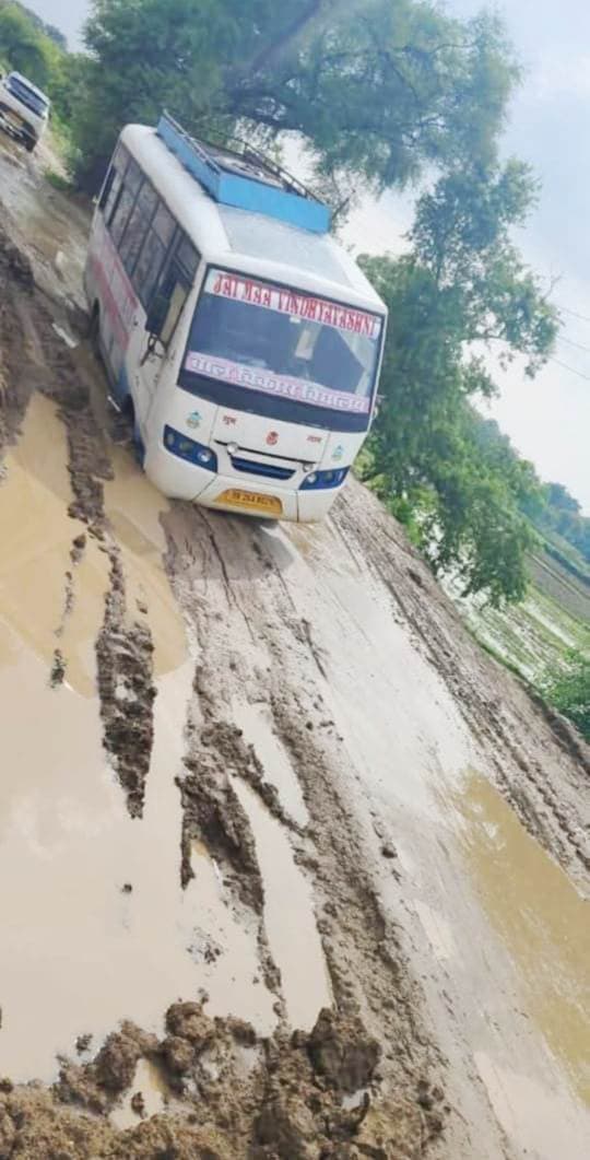 नहर की पक्की सड़क पर चढ़ी मिट्टी की परत, हुआ कीचड़ से लथपथ