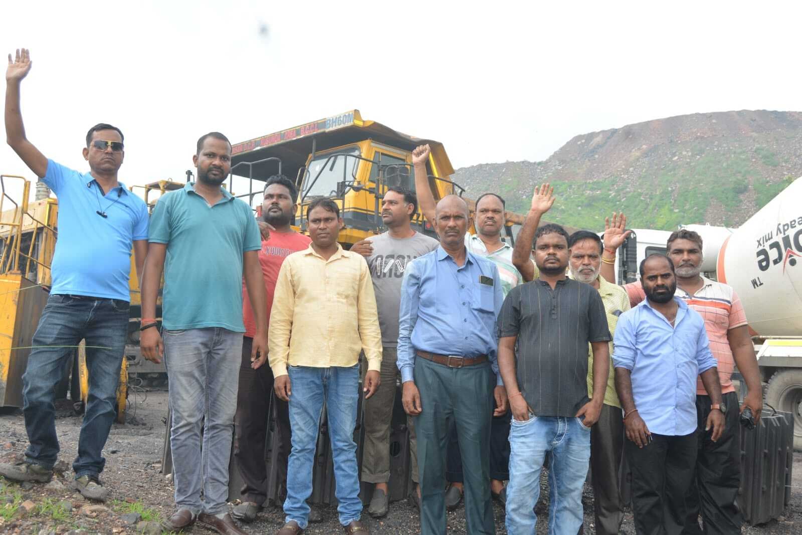 Dhanbad News : जनता श्रमिक संघ से जुड़े कर्मियों ने किया धनसार वर्कशॉप का काम ठप