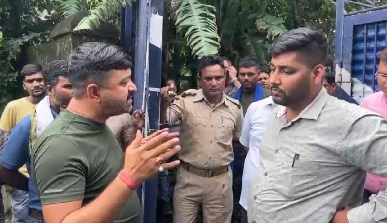 Dhanbad News : सेल जीतपुर : धरना पर बैठे ग्रामीणों ने चानक बंद करने पर किया हंगामा