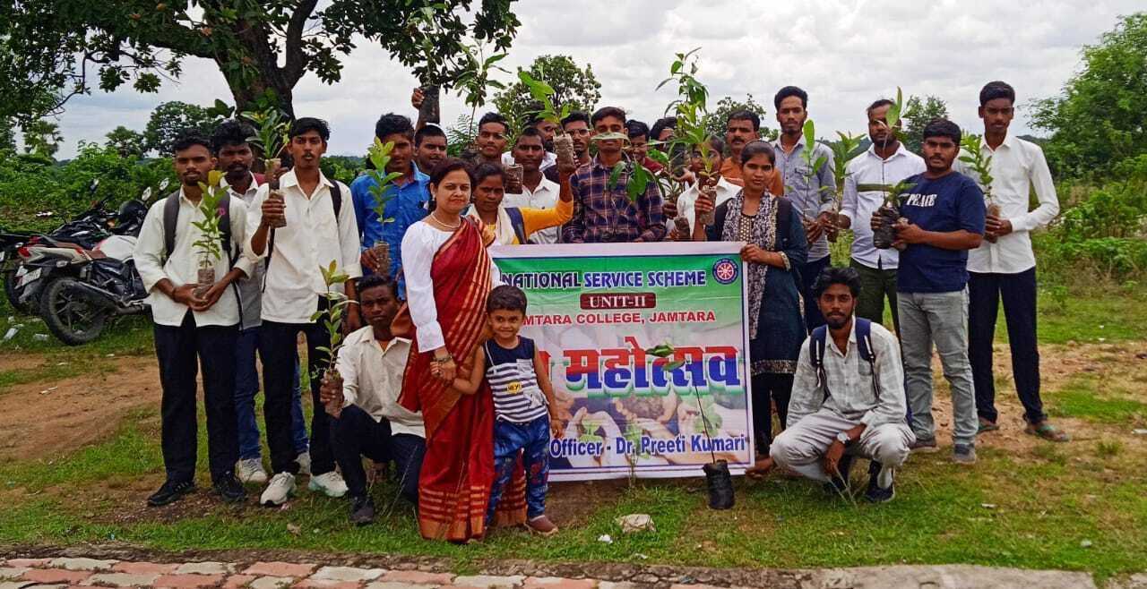 जामताड़ा कॉलेज परिसर में किया गया पौधरोपण