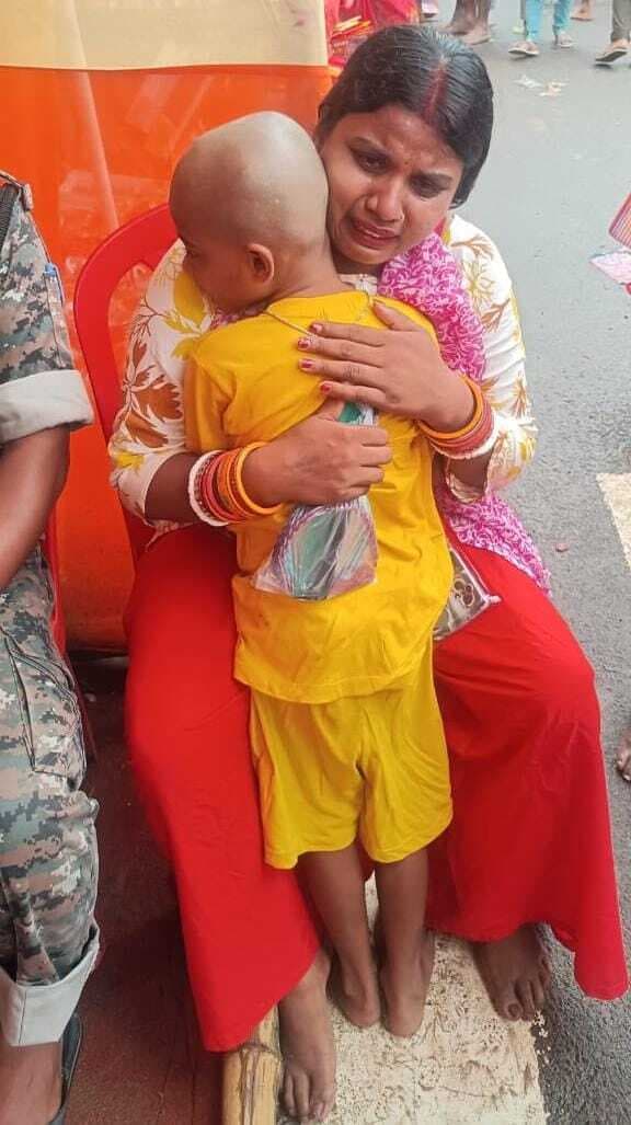 सूचना सहायता शिविर. आठ साल का बेटा बिछड़ा, कर्मियों ने ढूंढकर मां को सौंपा