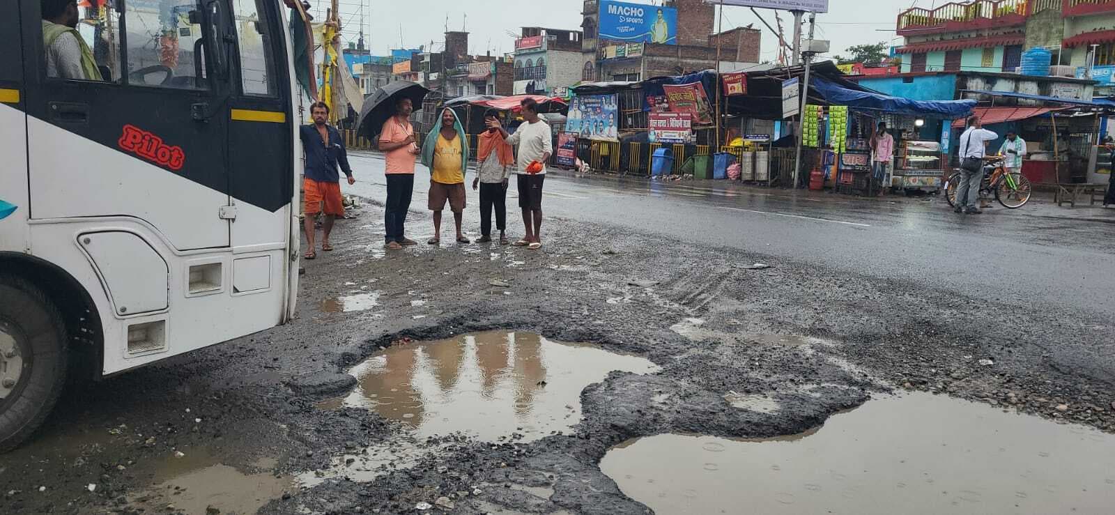 गेड़ाबाड़ी में एनएच 31 के किनारे बना गड्ढा दे रहा हादसों को न्योता