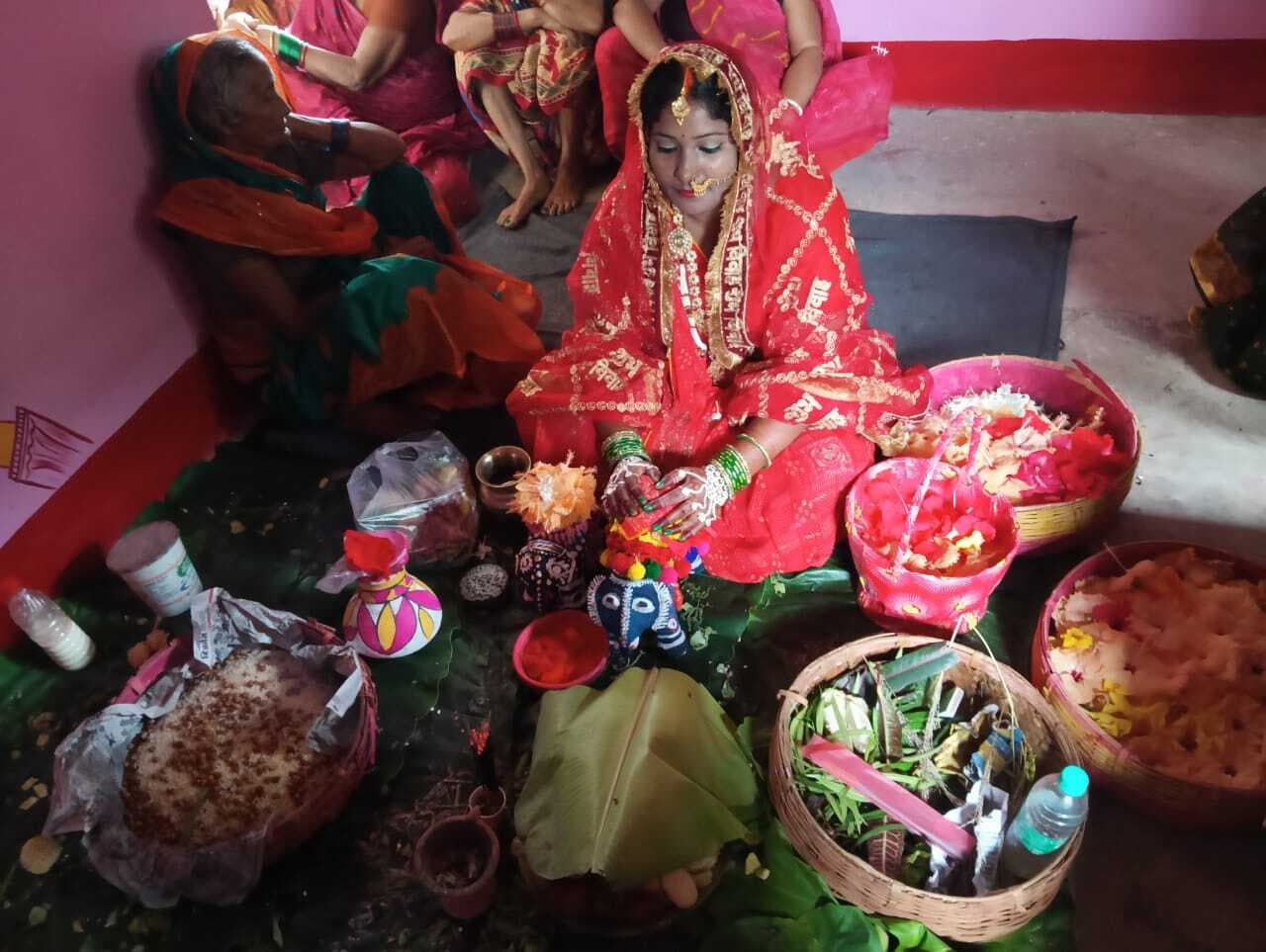 विधि-विधान पूर्वक किया जा रहा व्रत अनुष्ठान