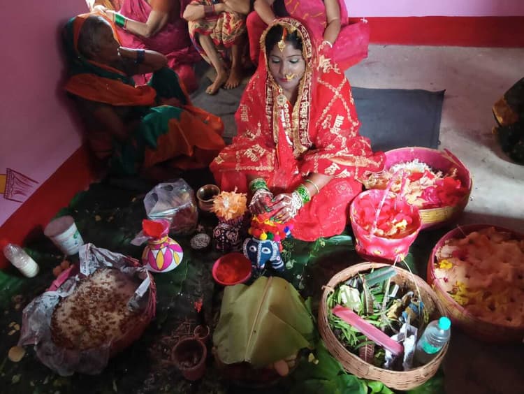 विधि-विधान पूर्वक किया जा रहा व्रत अनुष्ठान