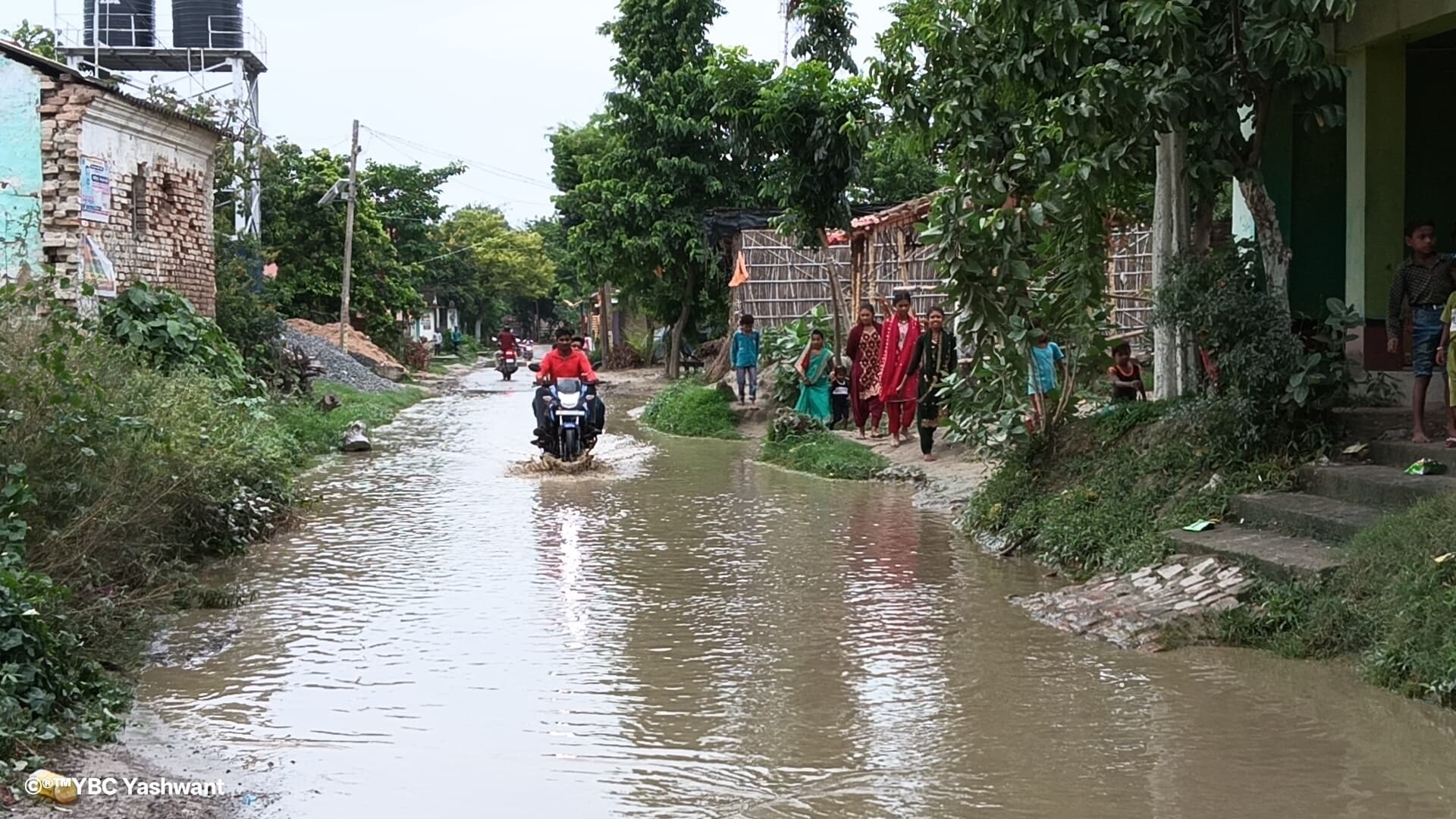 Samastipur News:मुख्य सड़क पर जल-जमाव ने बढ़ायी लोगों की मुश्किलें