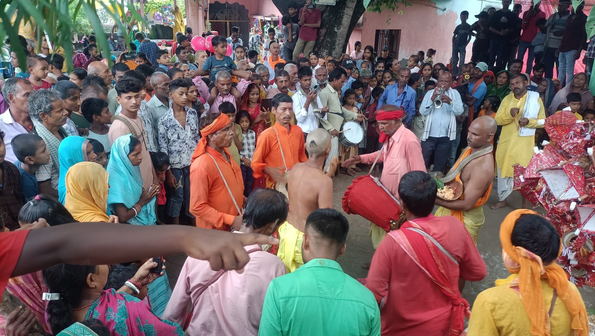 Samastipur News:नाग पंचमी पर सांपों के साथ विषहर की हुई पूजा-अर्चना