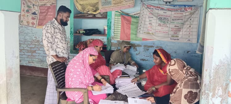hajipur news. नये व महिला मतदाताओं तक पहुंचने में बीएलओ के छूट रहे पसीने