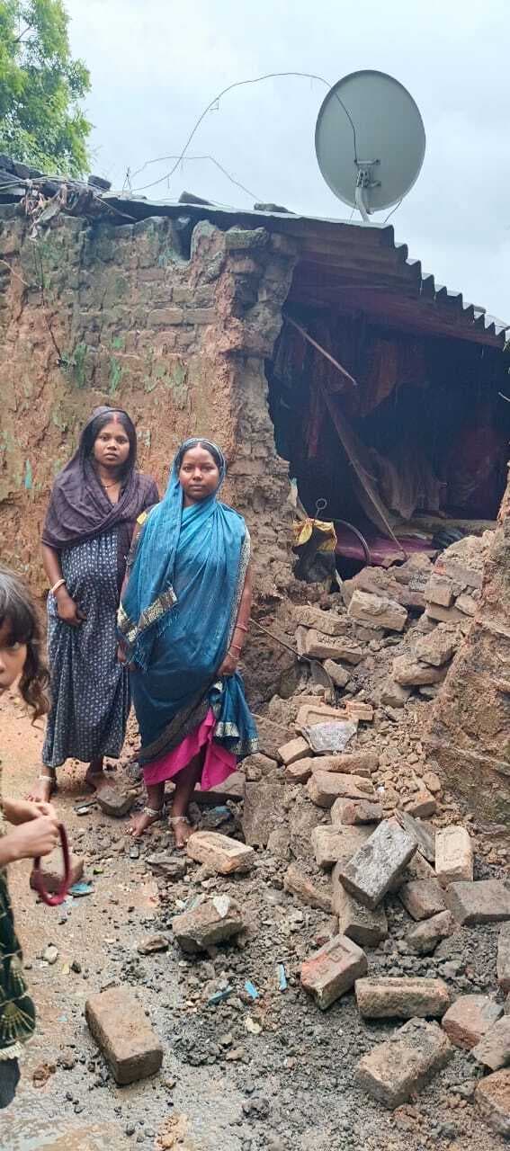 Dhanbad News : बारिश का कहर. रायटोला में कच्चा मकान ढहा, बाल- बाल बचे लोग