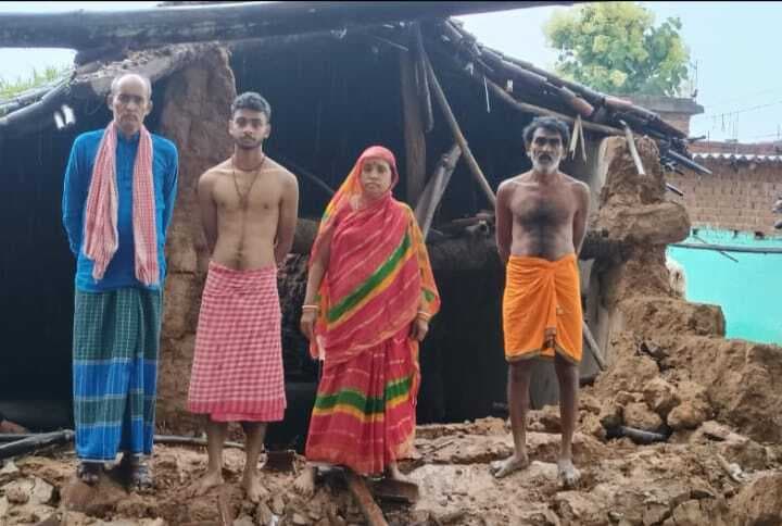 सारवां : बारिश में गिरा मिट्टी का घर, परेशानी