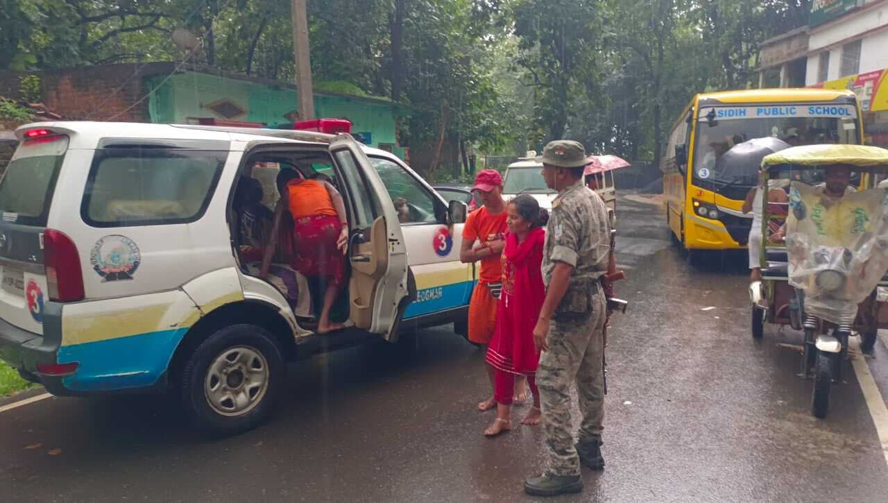 Deoghar news : कांवरियों से भरा पिकअप वैन पलटा, 27 घायलों को अस्पताल में किया गया भर्ती