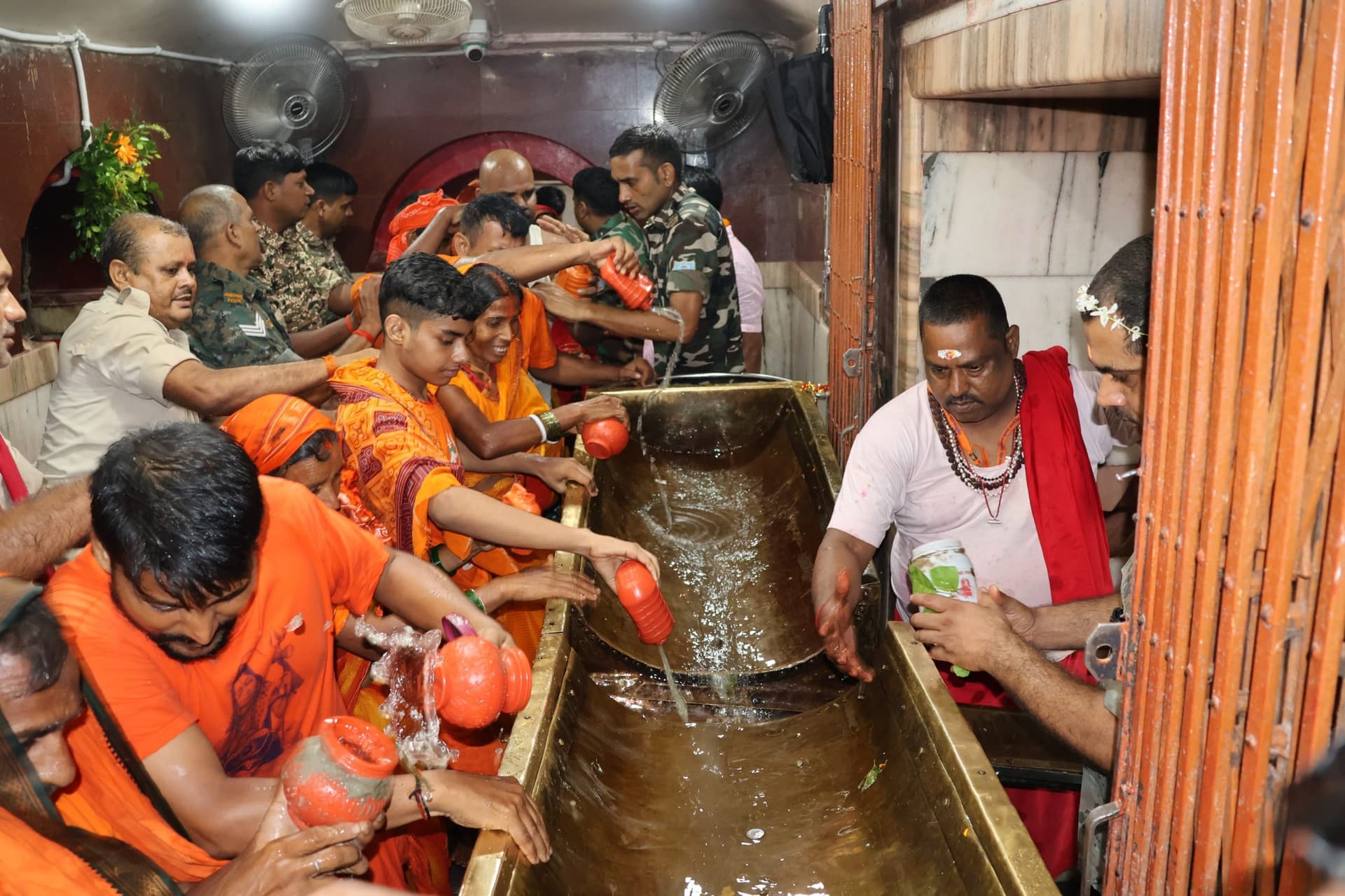 Lead News :श्रावणी मेला के पांचवें दिन बोल बम के नारों से गूंज उठा फौजदारी दरबार