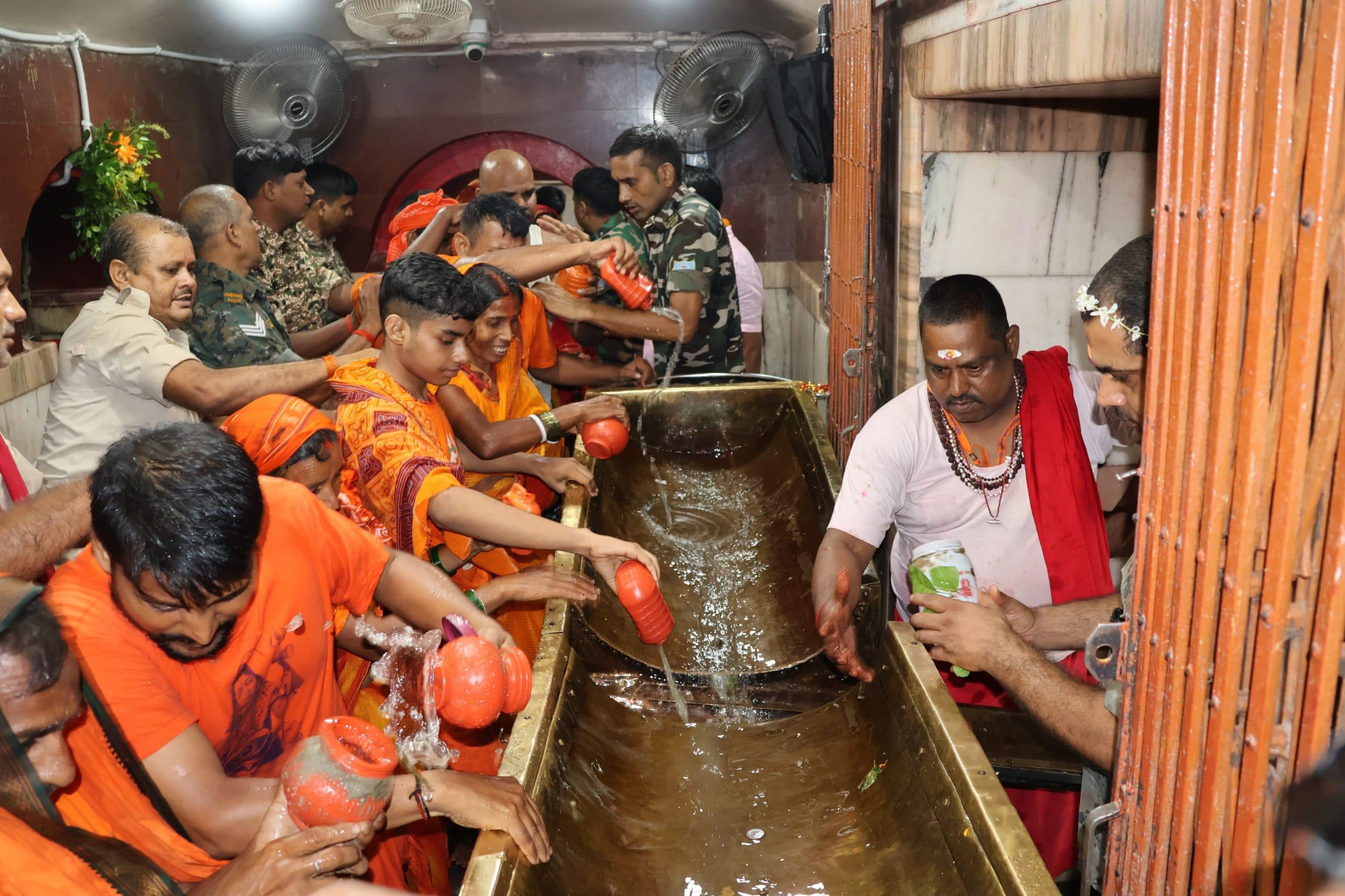 Lead News :श्रावणी मेला के पांचवें दिन बोल बम के नारों से गूंज उठा फौजदारी दरबार