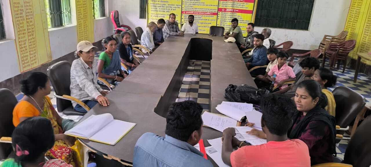 जनजातीय ग्राम उत्कर्ष अभियान में दी योजनाओं की जानकारी