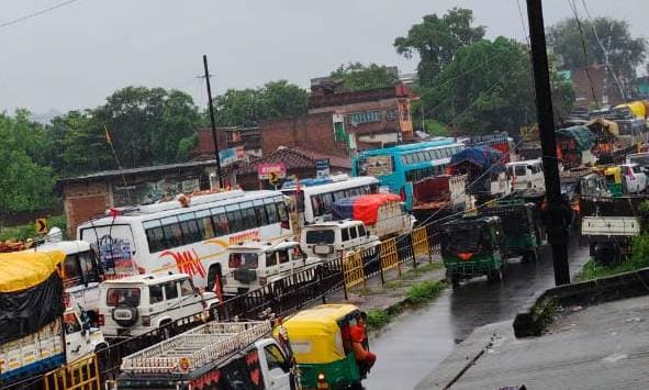 अत्यधिक ट्रैफिक दबाव से हंसडीहा के आसपास लग जा रहा जाम