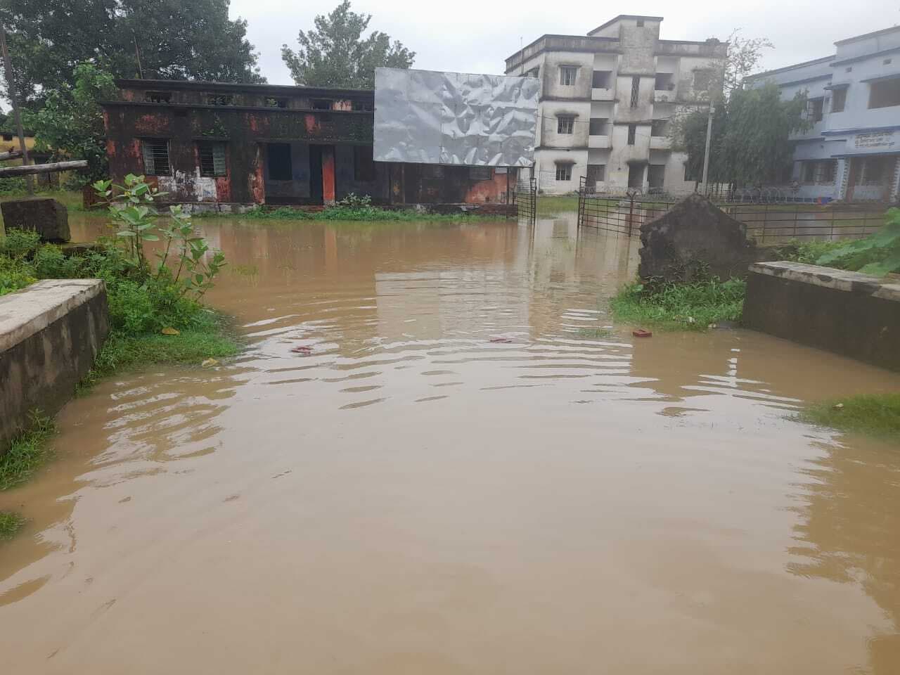 भारी बारिश से पीएचसी आसनबनी में तालाब जैसा नजारा