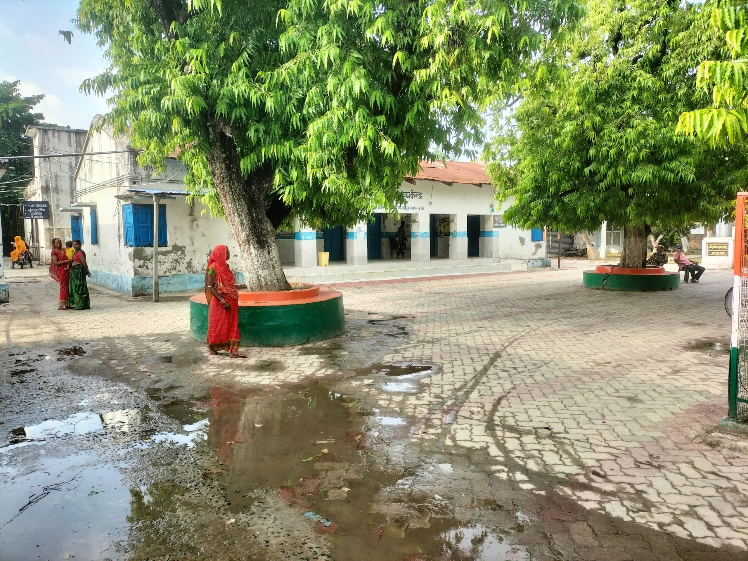 सामुदायिक स्वास्थ्य केंद्र में पेयजल के लिए तरस रहे लोग, दो चापाकल में से एक खराब