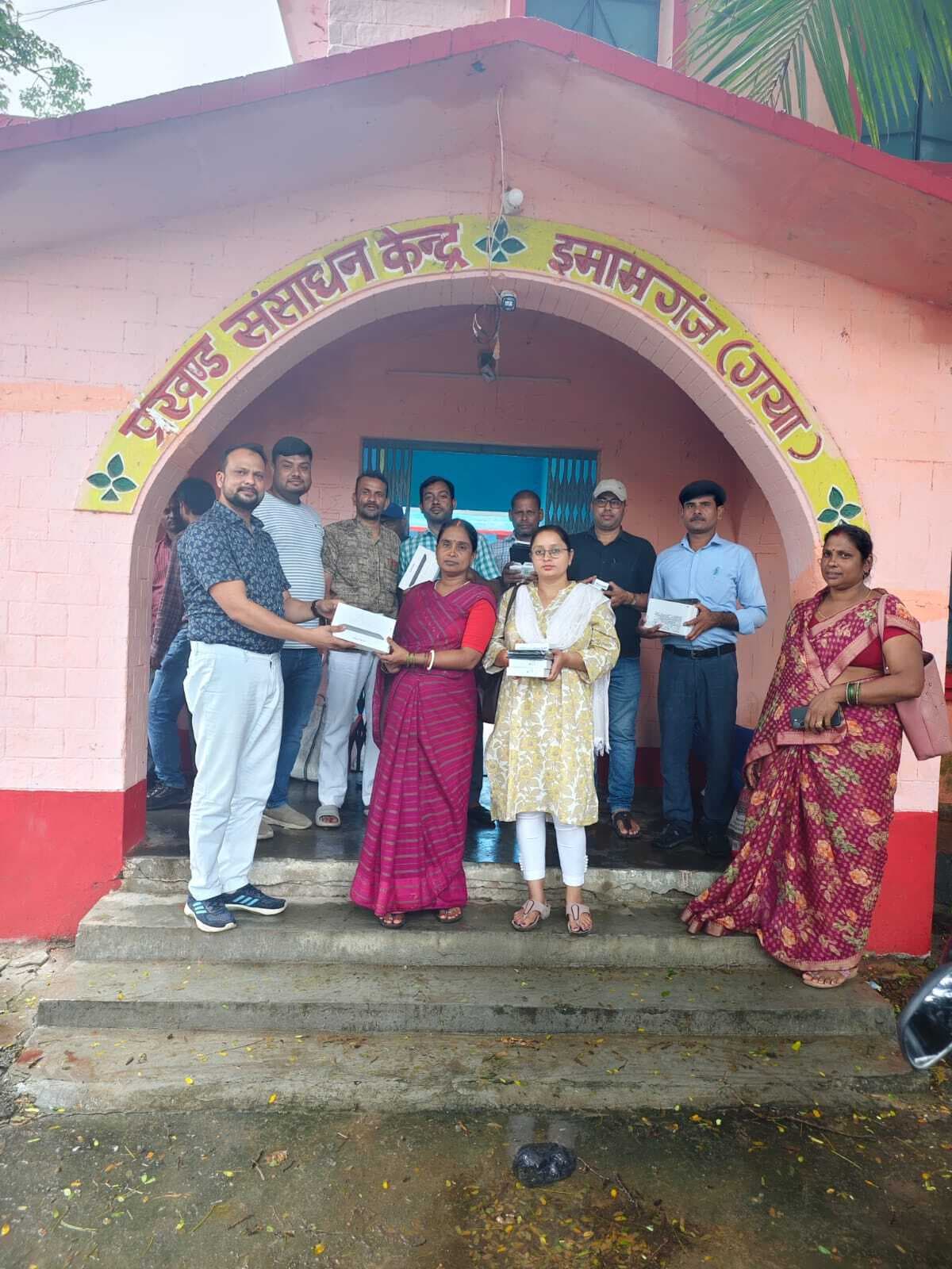 इ-शिक्षा कोष पर स्कूल गतिविधियों के लिए प्रखंड के स्कूलों को टैब का वितरण