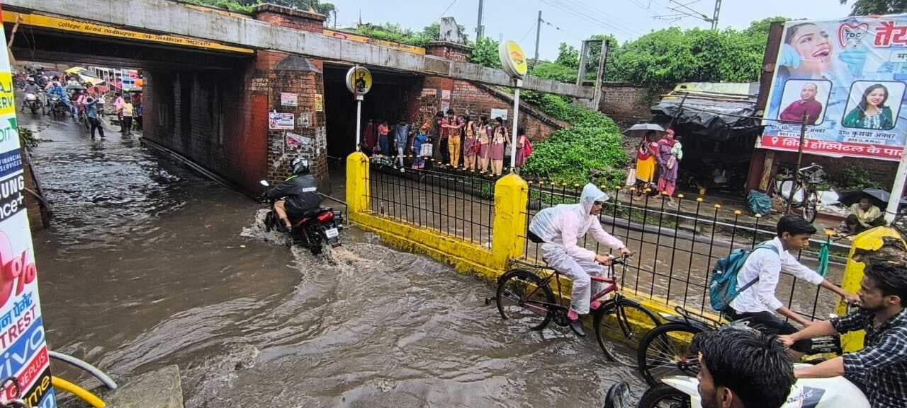 बारिश से जन जीवन अस्त व्यस्त, भूतल पुल में जल जमाव से राहगीर परेशान