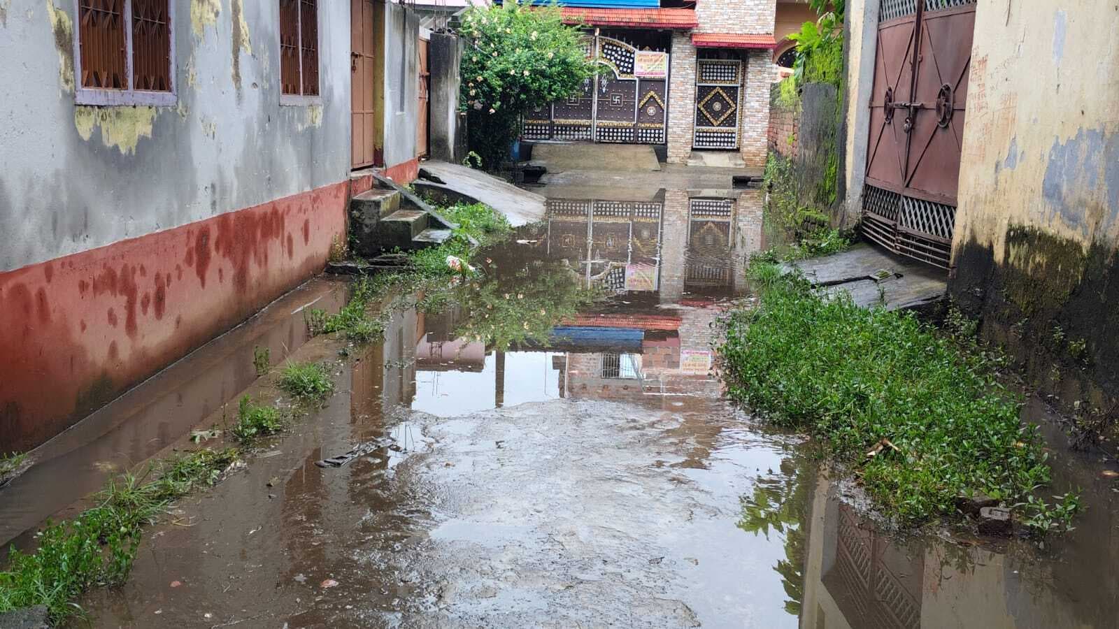 मूसलधार बारिश में बक्शीबांध मुहल्ले के लोगों को भारी परेशानी