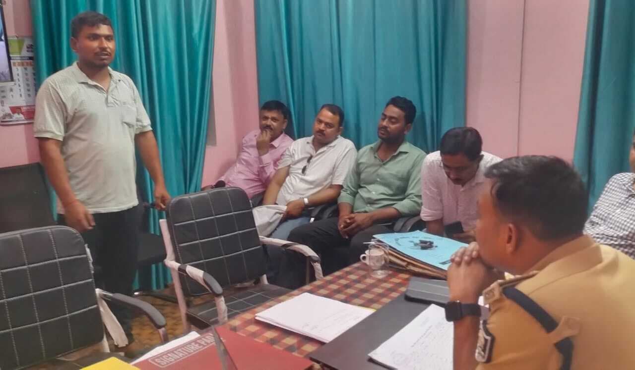 Kaimur News : सिपाही से मारपीट कर दिनदहाड़े बाइक के साथ 850 रुपये लूटे, फिर किया अगवा