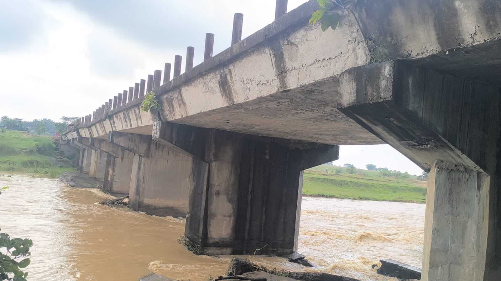 शीला नदी पर बना 20 साल पुराना पुल धंसा, ग्रामीणों ने लगाया खतरे का संकेत