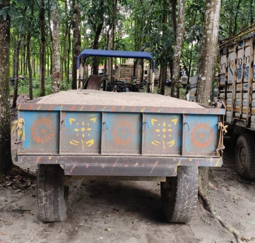 पोठिया पुलिस ने बालू लदे एक ट्रैक्टर को किया जब्त