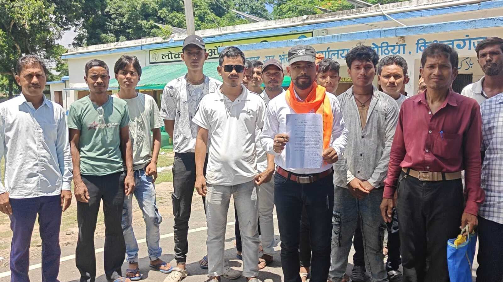 डीलर के खिलाफ उपभोक्ताओं ने दिया आवेदन