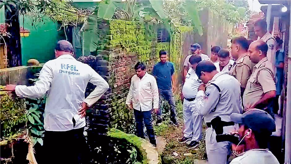 नियामतपुर में घटनास्थल से जुटाये गये फोरेंसिक नमूने