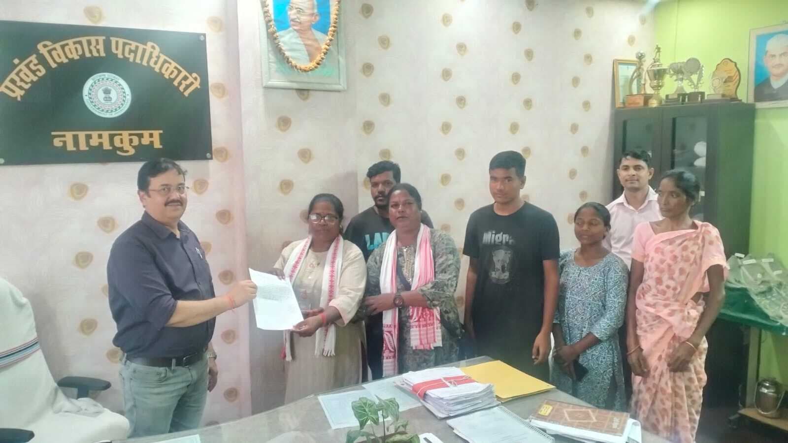 प्रखंड कार्यालय में सुविधा केंद्र व बैठने की व्यवस्था की मांग