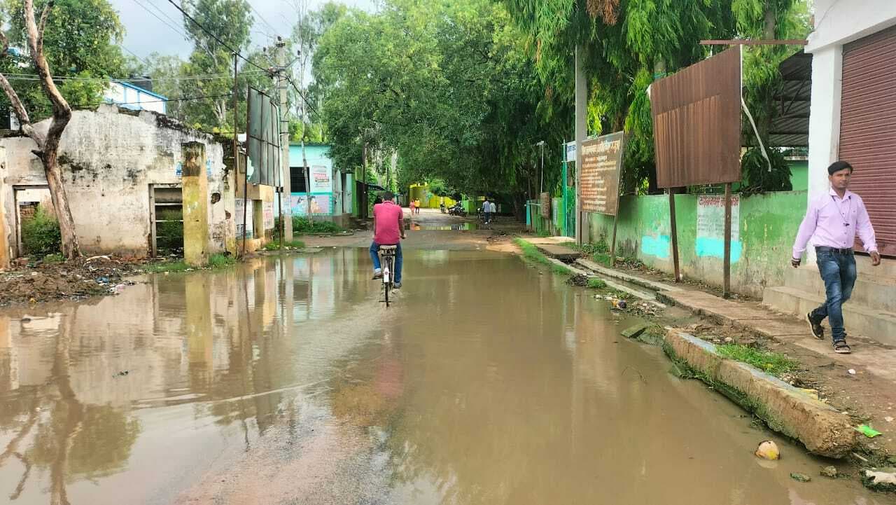 Kaimur News : नगर पर्षद में जलजमाव व क्षतिग्रस्त सड़क से लोग परेशान