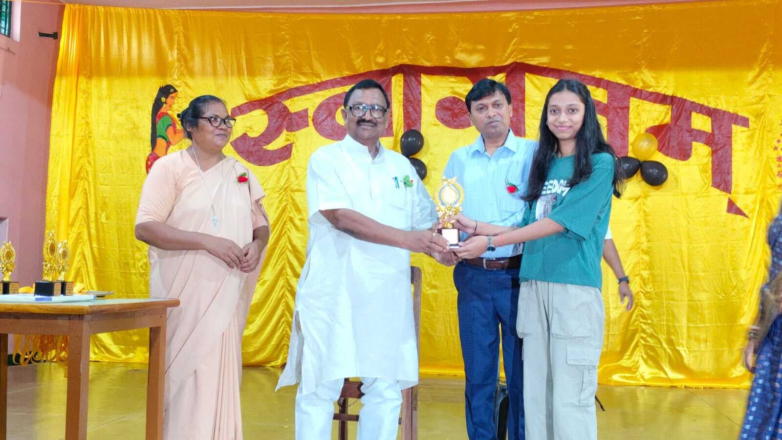 मैट्रिक में उत्कृष्ट संत तेरेसा की छात्राएं हुईं सम्मानित