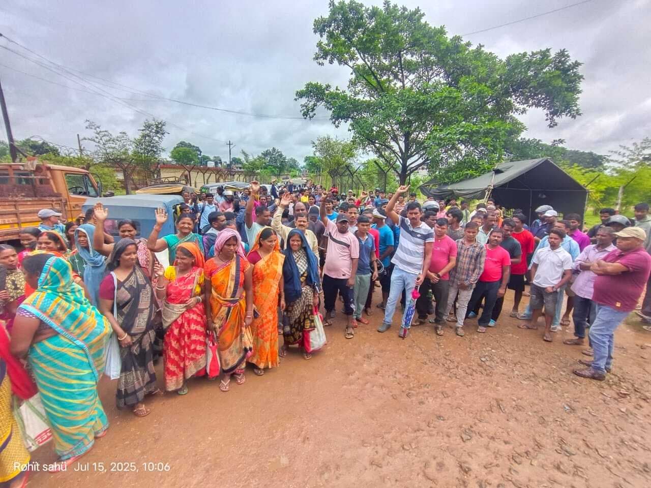 ग्रामीणों ने सड़क बनवाने की मांग, किया प्रदर्शन