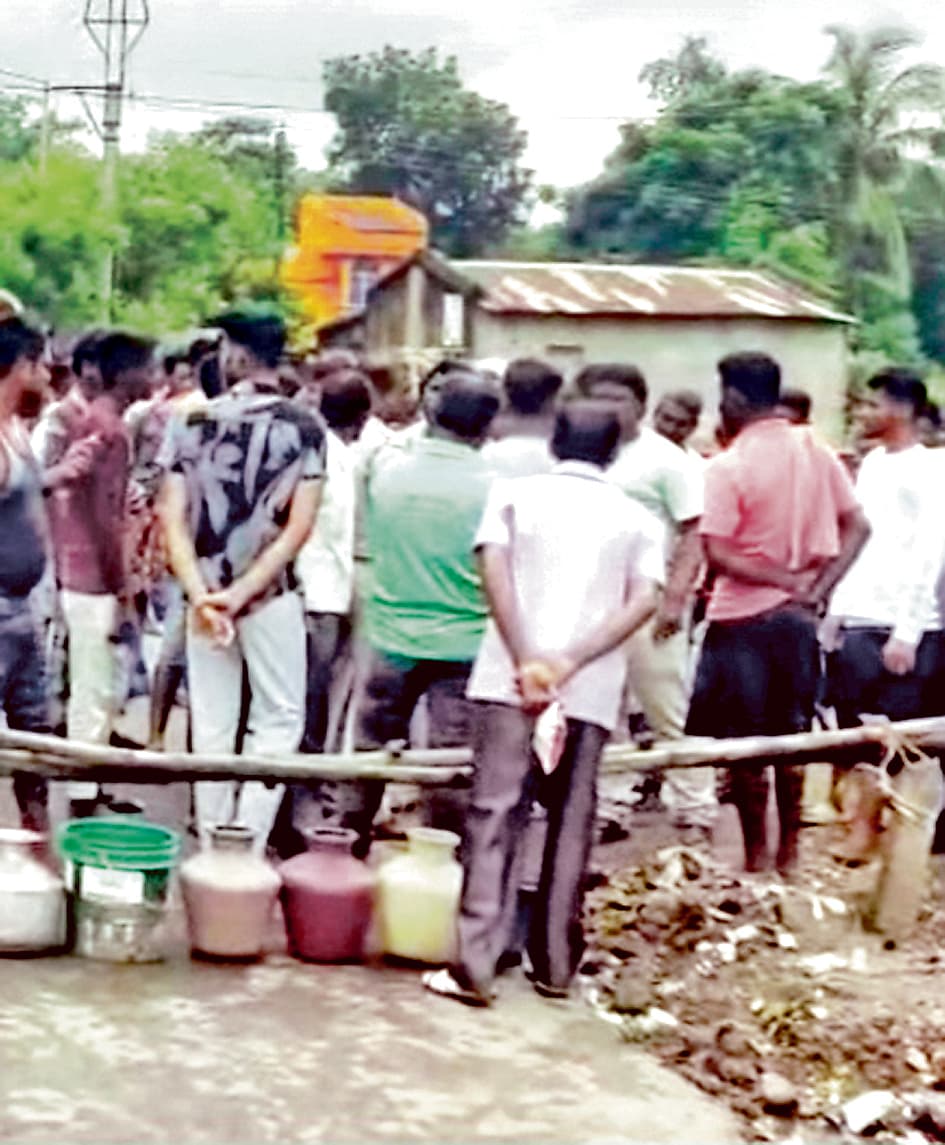 बीरभूम : टंकीतला इलाके में पानी के लिए त्राहिमाम, सड़क पर उतरे लोग