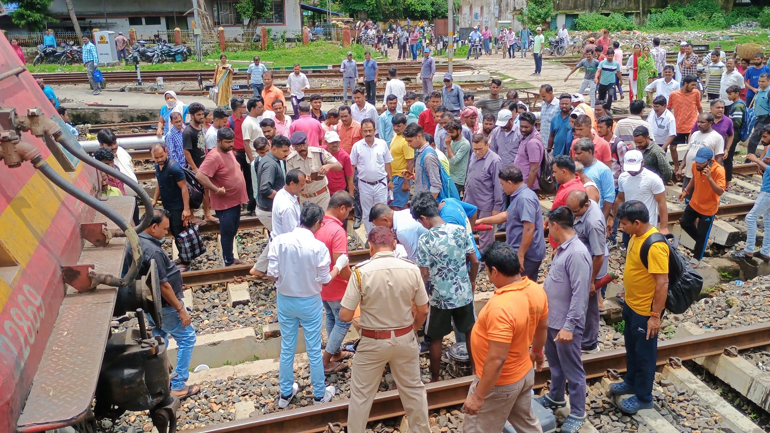 पुरुलिया में चलती ट्रेन से कट कर महिला की हुई मौत