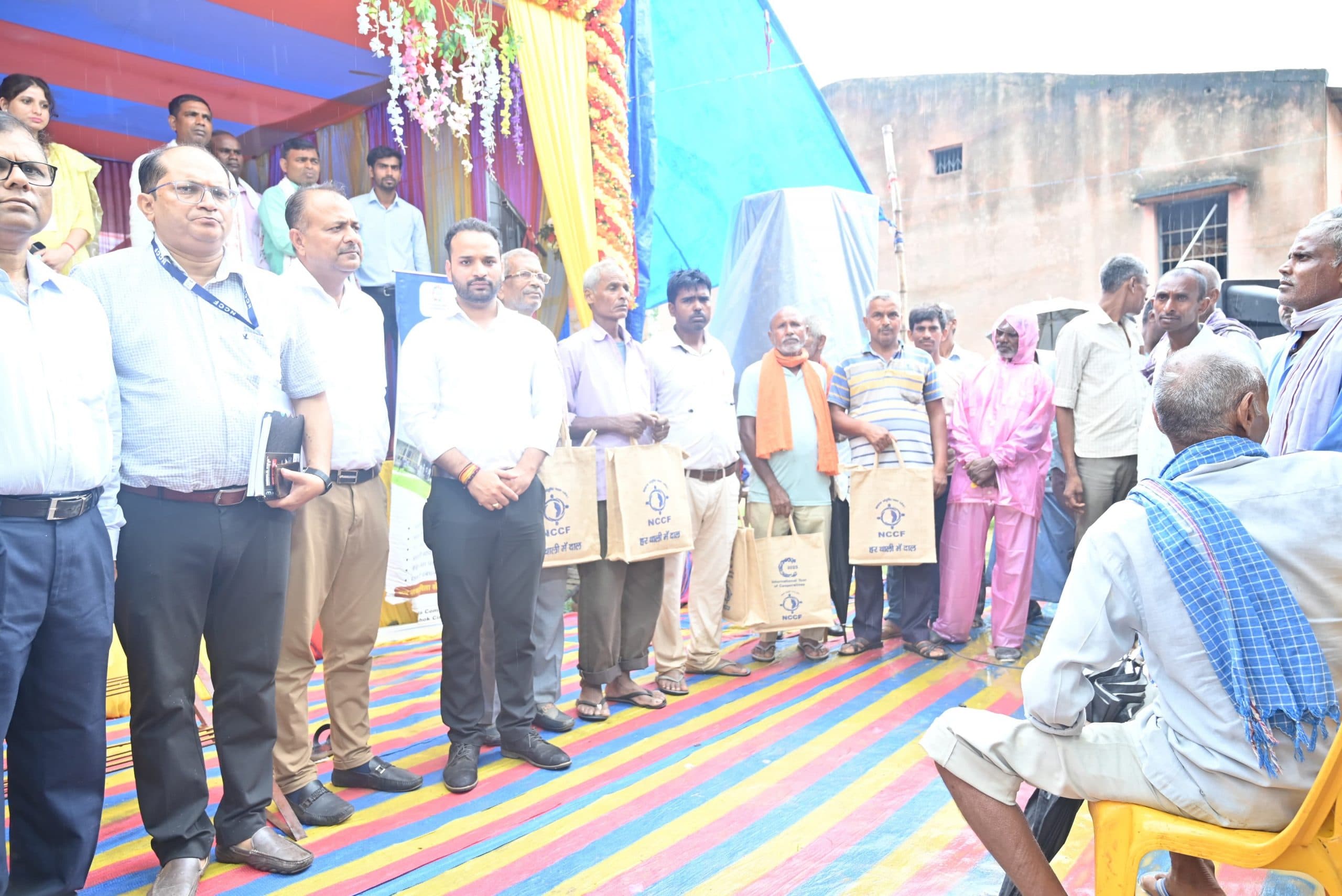 डुमरिया के 350 किसानों में अरहर बीज का वितरण