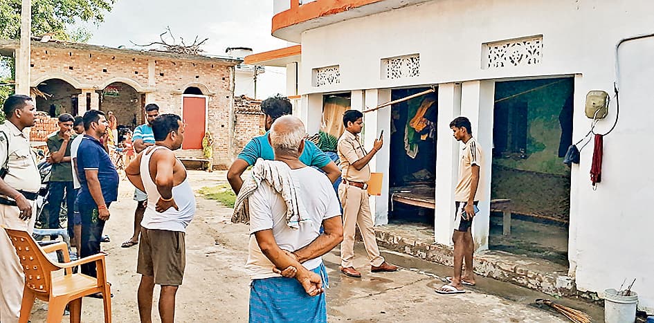 Gopalganj News  : बेडरूम में सो रही पत्नी को कुल्हाड़ी से काट कर पति ने मार डाला, गिरफ्तार