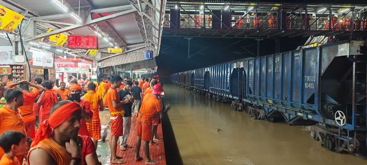 भारी बारिश से बासुकिनाथ रेलवे स्टेशन जलमग्न, ट्रेन परिचालन बाधित
