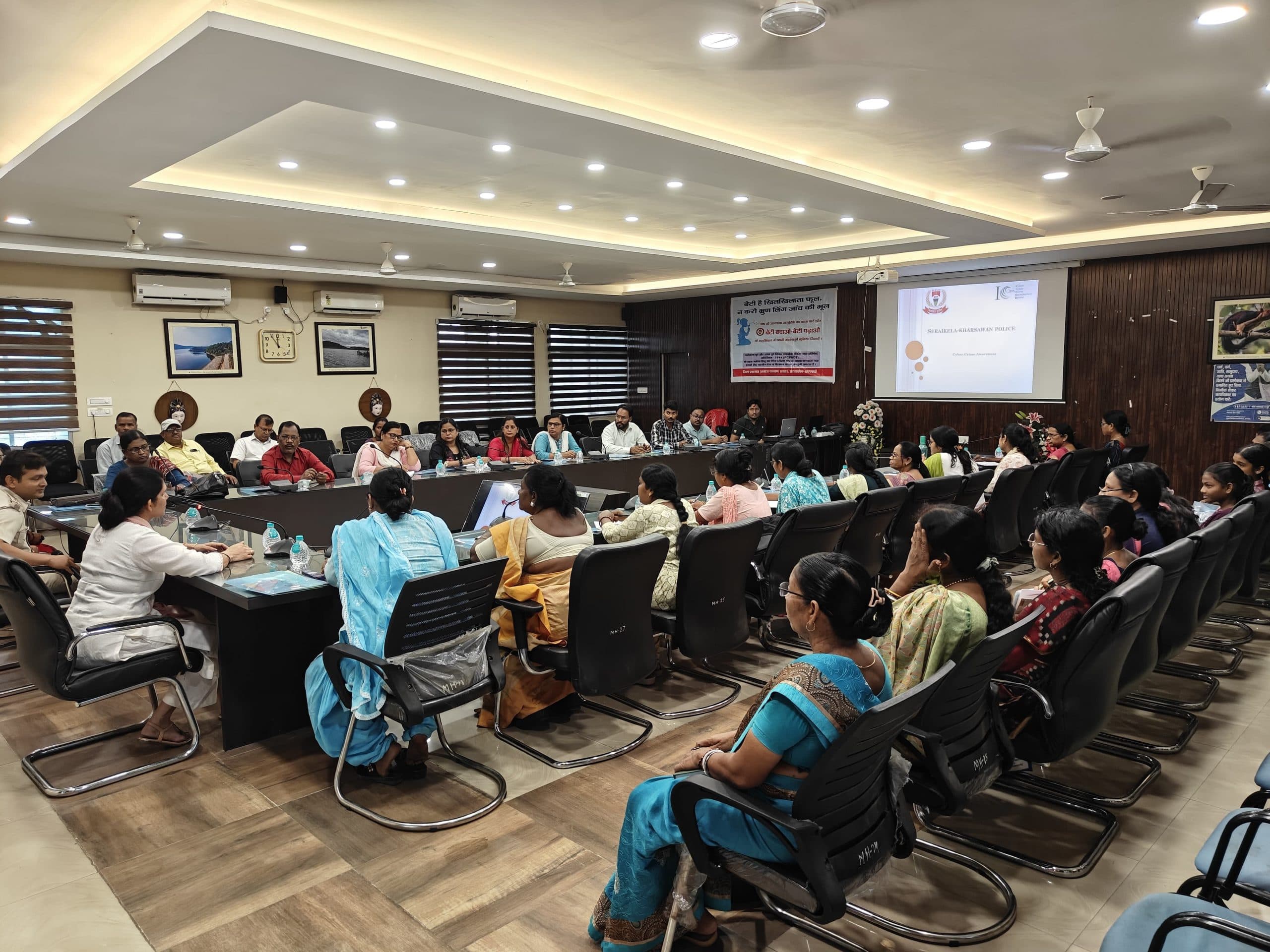 Seraikela Kharsawan News : डिजिटल दुनिया में सतर्कता ही सुरक्षा है : सत्या ठाकुर